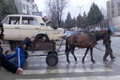 Прабългари и стара таратайка - Абсурди - Снимки от България - Хора, пътища, автомобили