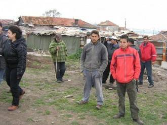 Започва събарянето на напълно незаконните ромски постройки в Горно езерово
