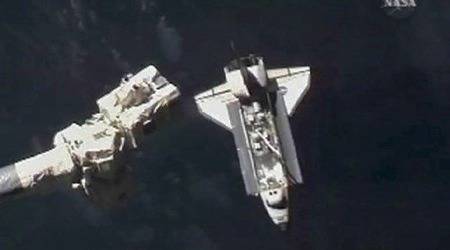 "Атлантис" се скачи с Международната космическа станция