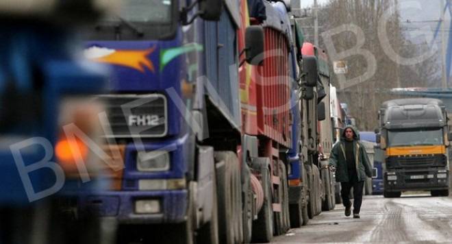 Километрични опашки от камиони още се вият на турската граница