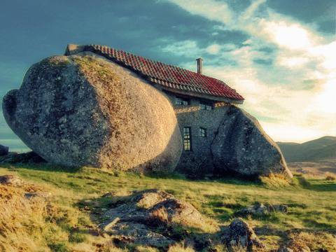 Yelow News: Луда каменна къщурка с две …скали отпред