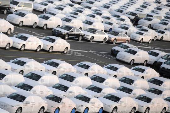 Европейците продължават да купуват по-малко нови коли