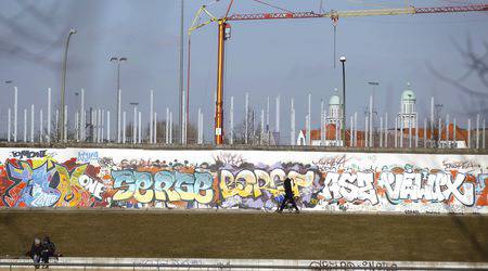 Германски строител продължава премахването на участък от Берлинската стена