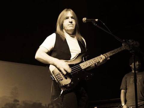 Почина басистът на Uriah Heep