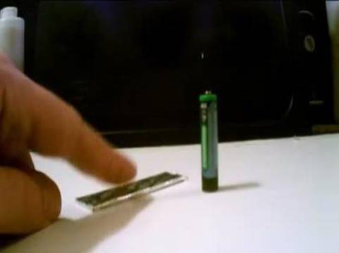 Направи си сам - запалка от батерия и опаковка от дъвка (ВИДЕО)