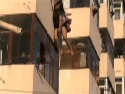 Спасиха китайка, висяща от четвъртия етаж на жилищна сграда (видео)