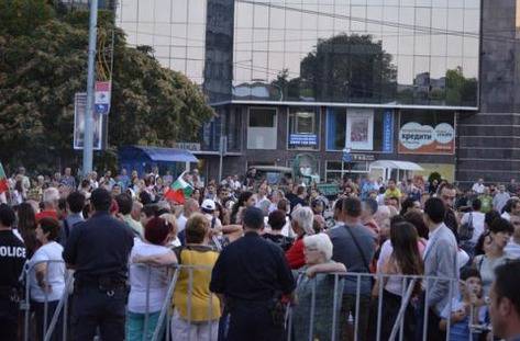 Протестиращите в Пловдив викаха „Оставка” под дулата на снайперистите