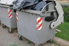 Проблем за клошарите - вкарват кофите за боклук под земята