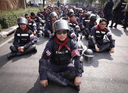 Полицията в Тайланд пусна протестиращи в сградата на правителството