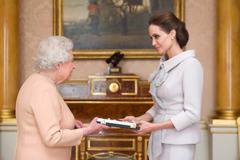 Анджелина Джоли при кралица Елизабет II