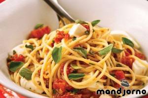Спагети с домати и моцарела