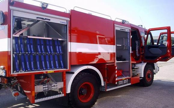 Деца подпалиха два фургона в "Меден рудник"