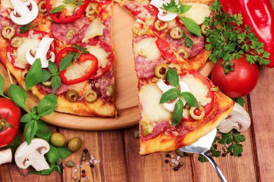 Пица с моцарела, зелени маслини, босилек и салам