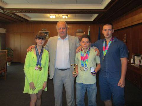 Кметът Мелемов посрещна сребърния медалист от летните игри на Спешъл Олимпикс в САЩ Чудомир Бачочев