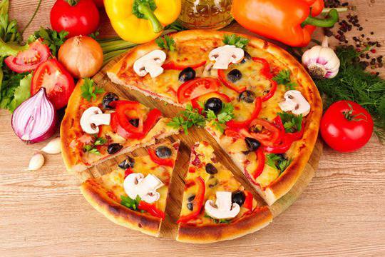 Пица с моцарела, салам и сушени гъби
