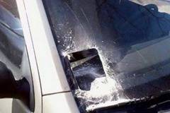 Крадци изрязоха част от предното стъкло на кола заради винетка