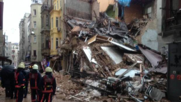 Пететажна сграда се срути в Истанбул | Temaonline.bg