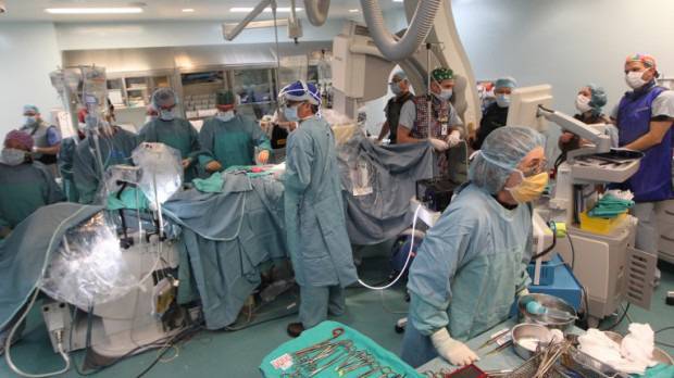 Лекари направиха мозъчна операция на пациент в съзнание | Temaonline.bg