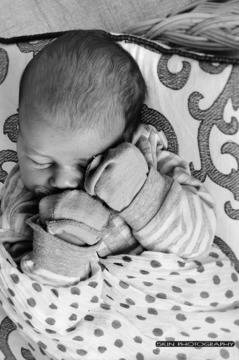 Бебешка фотография от Частна фотография 5KIN-Photography- професионална фотосесия на новородено бебе в студио, на открито или...