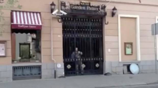 Въоръжени лица превзеха хотел в Рига