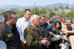 Вътрешният министър и шефът на пожарната седят с бинокли в Стара Кресна и лъжат хората, че локализирали пожара, организацията...