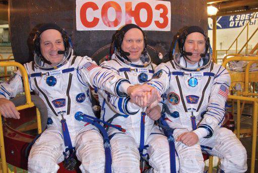 Двама американски астронавти и един руски космонавт ще полетят в космоса на 21-ви март с кораба Союз МС-08