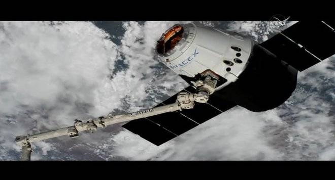 Успех: космическият кораб Драгън пристигна на Международната космическа станция