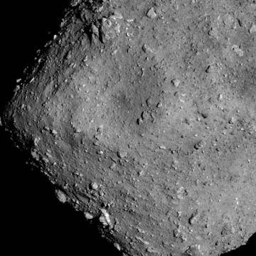 Автоматичната междупланетна станция Хаябуса 2 слезе на височина 6 километра от астероида Рюгу и направи страхотна снимка