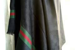 Стилен дамски шал Gucci в черно комбинация с кант с червено и зелено