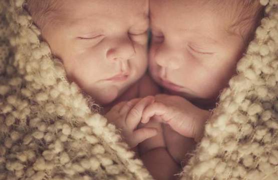 Няма да повярвате какво правят близнаците, преди да се родят