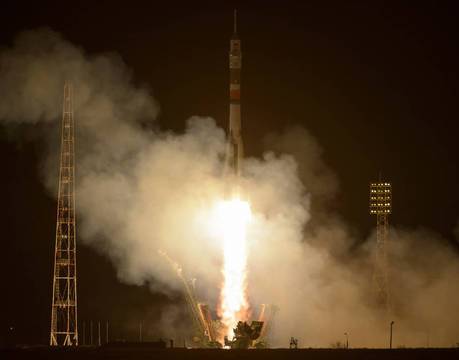 Роскосмос и американската компания Спейс Адвенчърс подписаха договор за изпращането на двама туристи до МКС през 2021 г.