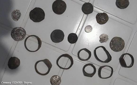 Задържаха двама мъже от Руенско, в домовете им са открити антични монети и накити