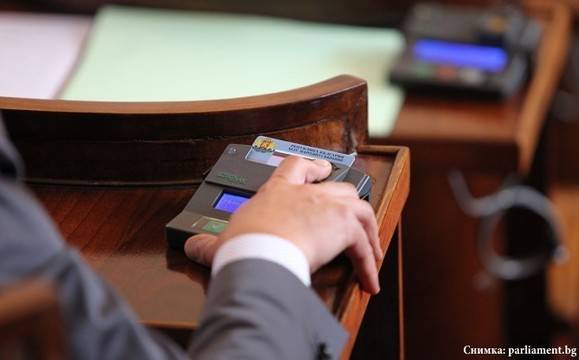Депутатите приеха единодушно намаляването на партийните субсидии на 11 лева