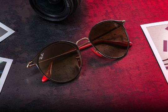 Колекцията слънчеви очила Scuderia Ferrari на Ray Ban