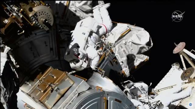 Двама астронавти на НАСА излязоха в открития космос и успешно поправиха повредена антена