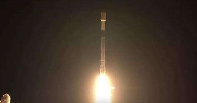 УСПЕХ и РЕКОРД: Ракета Фалкън 9 на СпейсЕкс летя в космоса и се върна за 11-ти пореден път!