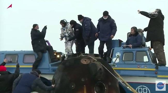 УСПЕХ: Пилотираният кораб Союз МС-20 с професионален космонавт и двама туристи се завърна на Земята!