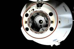 Пилотираният космически кораб Крю Драгън с третата дългосрочна експедиция се разкачи от МКС