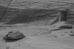 Марсоходът на НАСА Кюриосити засне интересно скално образувание с формата на врата